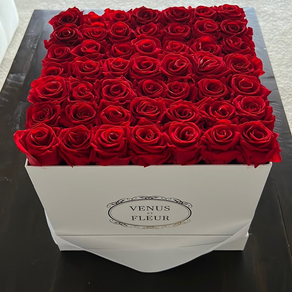 Venus et Fleur large square eternity roses $399 retail brand new!